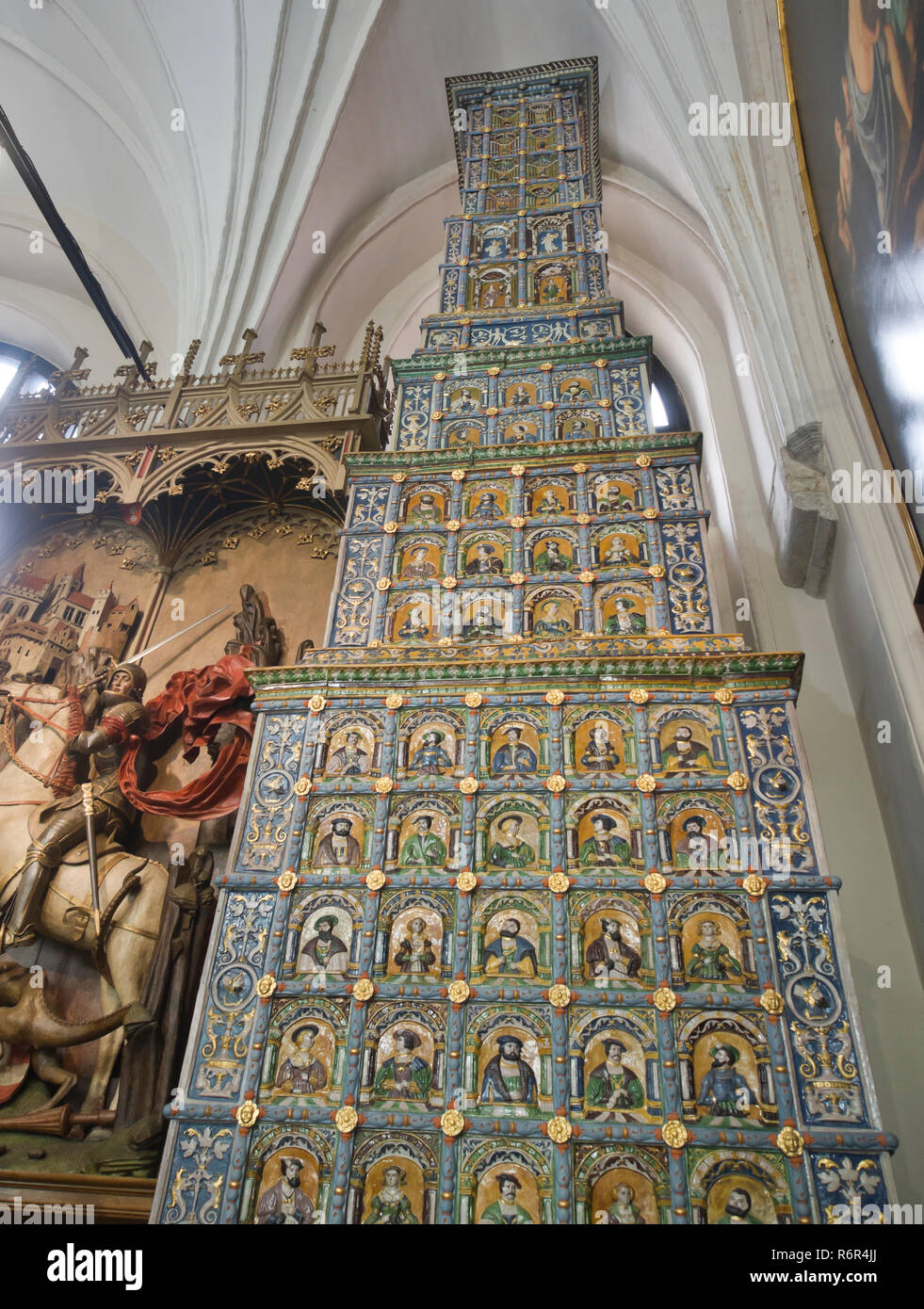 A Artus Court Museum en Gdansk, Polonia, una visita obligada para los turistas, vista interior del gigante estufa de azulejos y decorado con coloridos azulejos Foto de stock