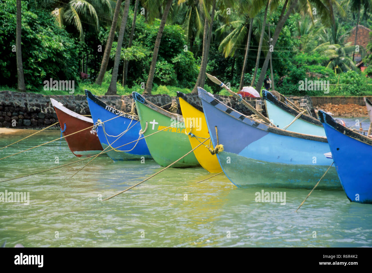 Botes atados en la playa Baga, Goa, India Foto de stock