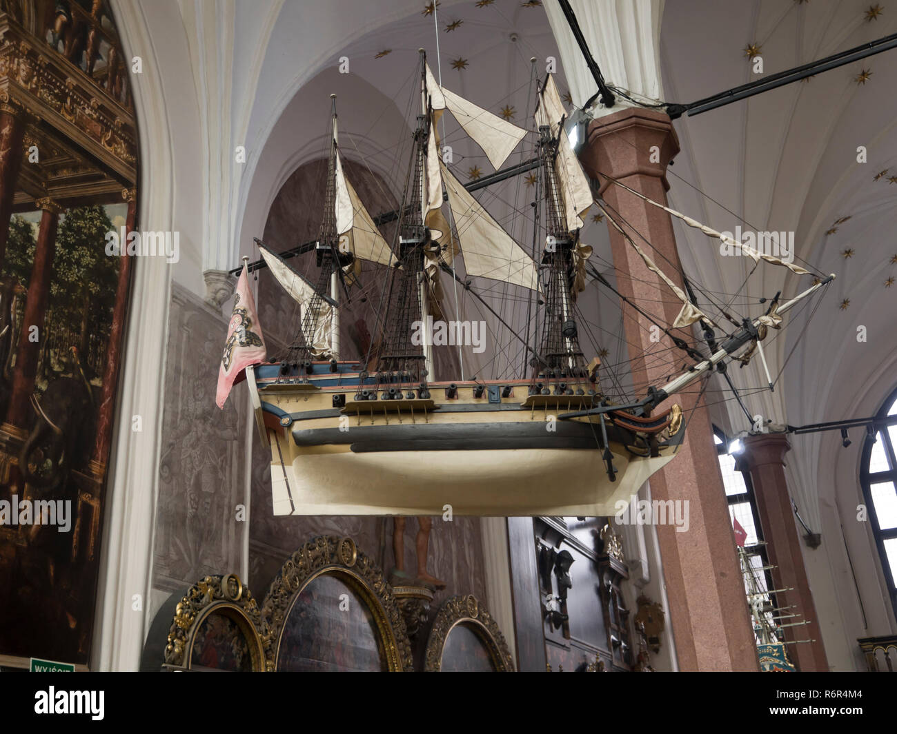 A Artus Court Museum en Gdansk, Polonia, una visita obligada para los turistas, vista interior mirando hacia uno de los muchos modelos de barco en el salón Foto de stock