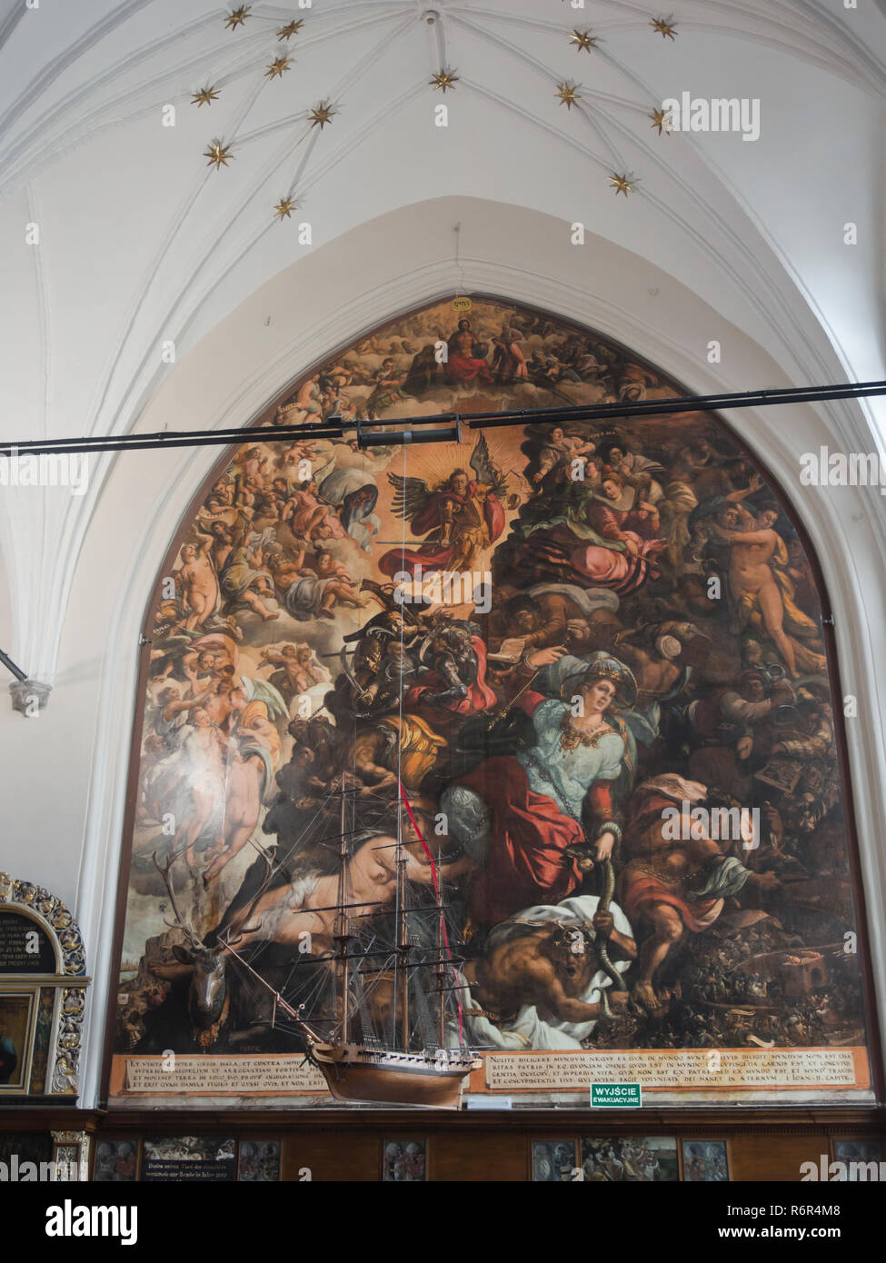 A Artus Court Museum en Gdansk, Polonia, una visita obligada para los turistas, vista interior con murales históricos y Modelo de barco Foto de stock
