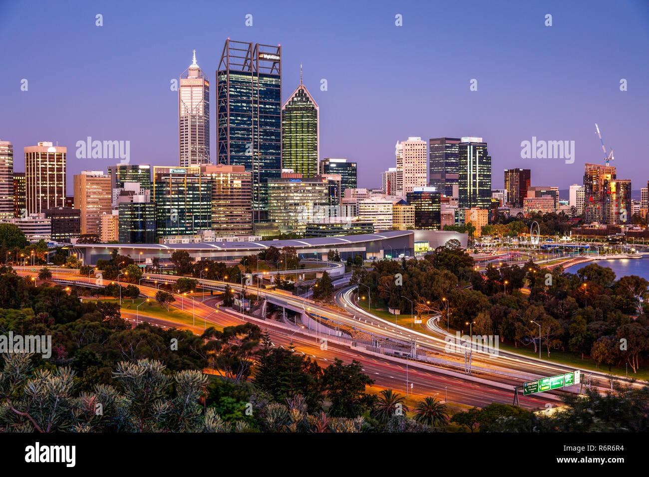 Perth CBD vistos desde el Frasers Avenue, Kings Park y jardines botánicos. Foto de stock