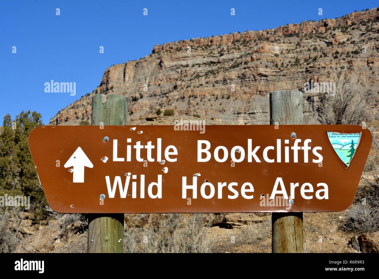 Signo de la ruta en el pequeño libro de caballos salvajes acantilados en el área oeste de Colorado Foto de stock