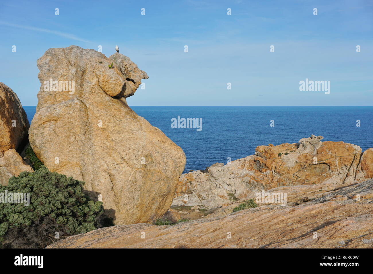 Formación rocosa con el mar Mediterráneo al fondo, el parque natural del Cap de Creus, el Camell del Pla de Tudela, España, Costa Brava, Cataluña Foto de stock
