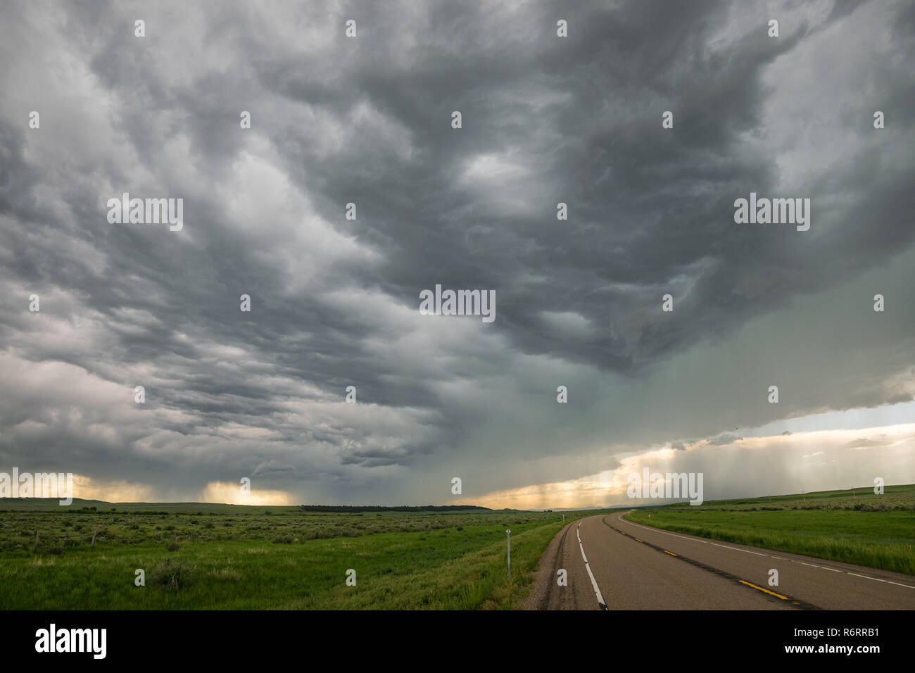 Cielo dramático de una fuerte tormenta en las llanuras en el este de Montana. Foto de stock