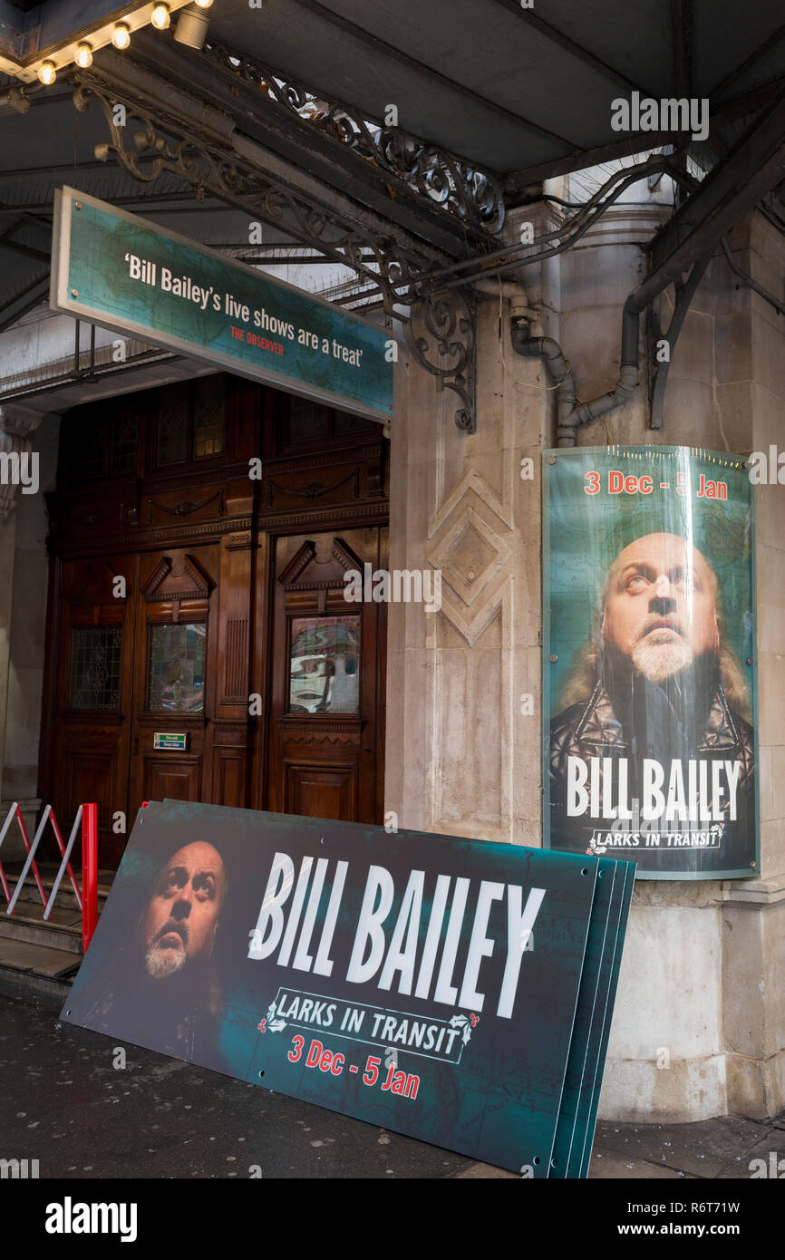 Teatro vallas para la producción del West End de comediante Bill Bailey's Christmas performances, "Alondras en tránsito" están preparados para su montaje fuera de Wyndham's Theatre, el 3 de diciembre de 2018, en Londres, Reino Unido Foto de stock