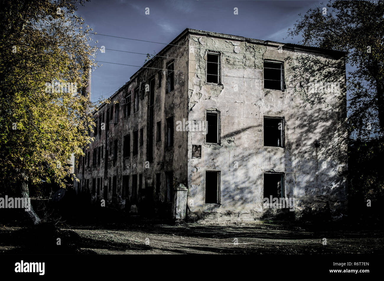 Ciudad muerta en Rusia casa abandonada yard Foto de stock