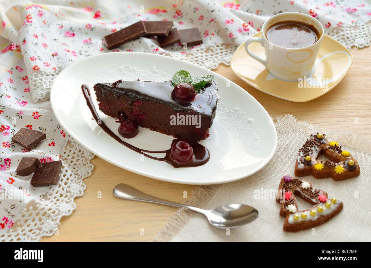 Tarta de chocolate doble Cherry volcado con café Foto de stock