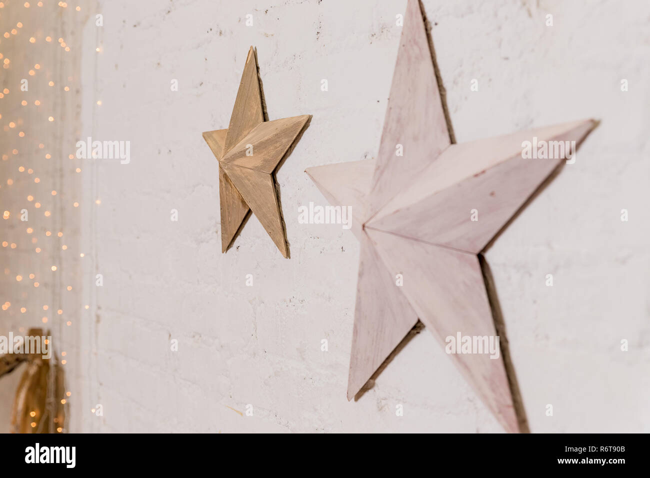 Decoración de Navidad en forma de estrella de navidad canela lámparas de  estrellas sobre el montón de nieve contra la pared de madera.estrella  decorativa con luces sobre un fondo de pared. Sucio