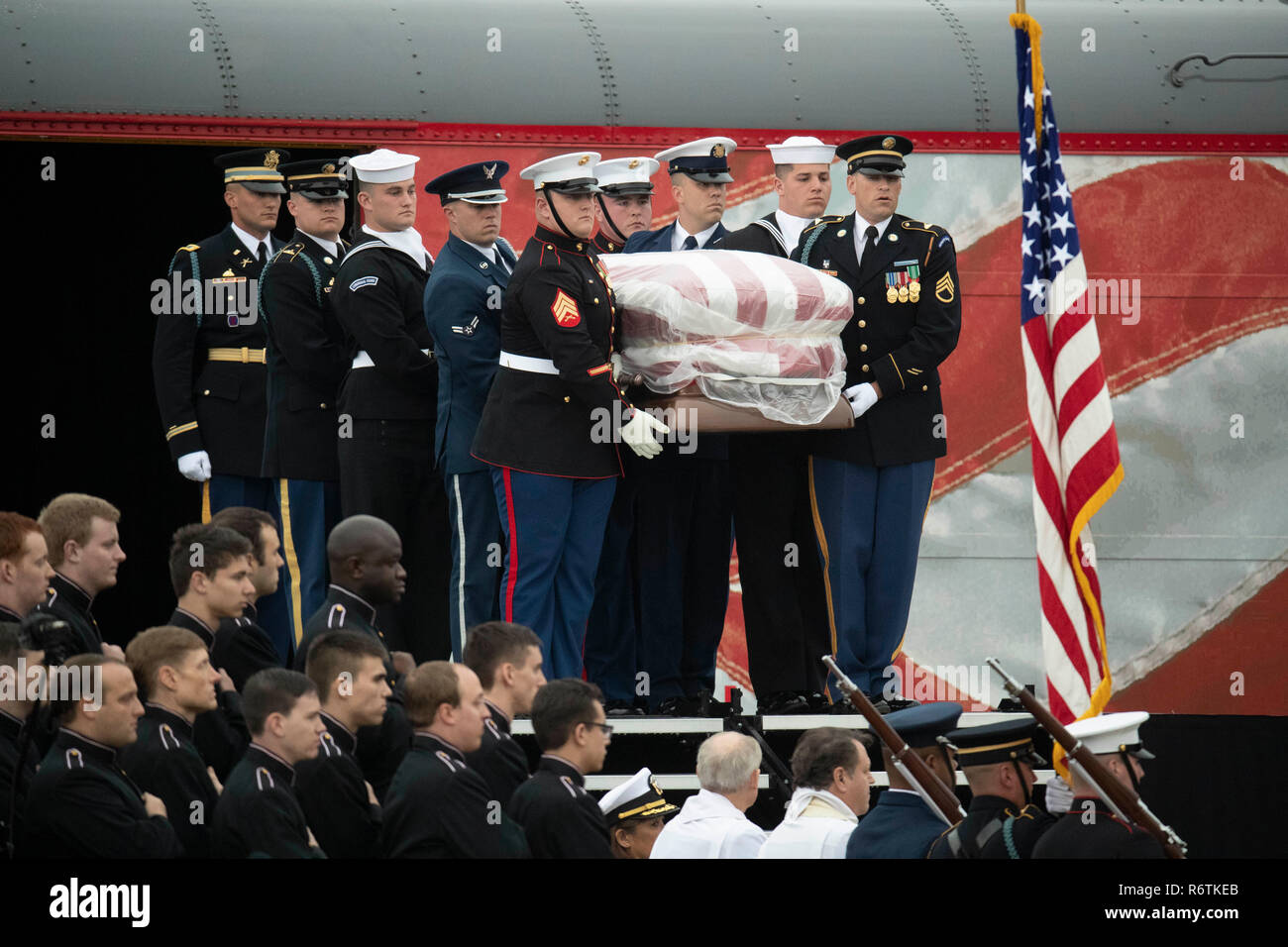 Los portadores del féretro pertenecen la guardia militar de honor llevar el ataúd del ex Presidente George H.W. Bush de una funeraria tren desde Houston tras su llegada a la Universidad de Texas A&M para el entierro en la Biblioteca George Bush en el campus. Foto de stock