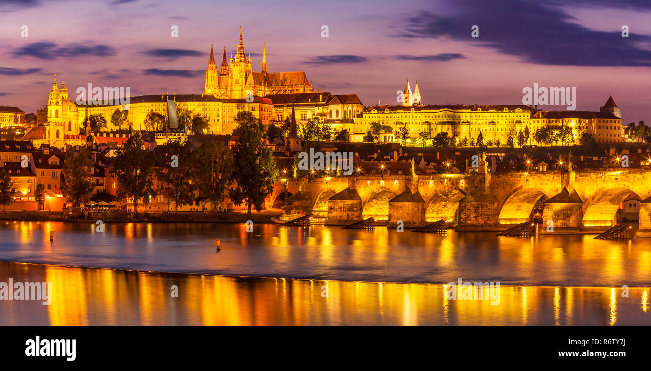 Castillo de Praga, la catedral de San Vito de Praga los edificios del Parlamento, el puente de Carlos sobre el río Vltava River en la noche Praga República Checa UE Europa Foto de stock