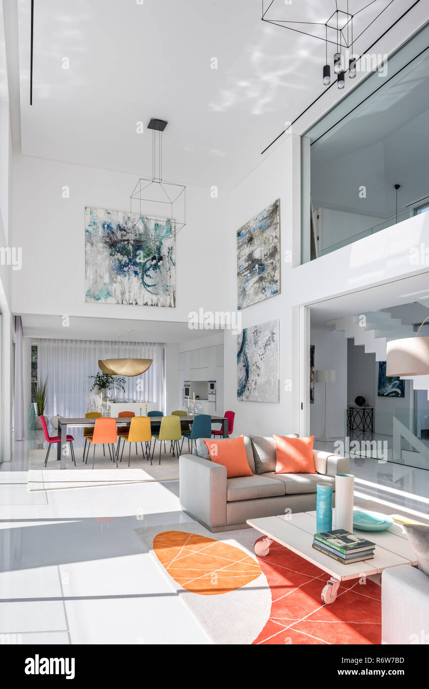 Altura Doble living y comedor con grandes ilustraciones y las lámparas  colgantes en villa de nueva construcción, Quinta do Lago Fotografía de  stock - Alamy