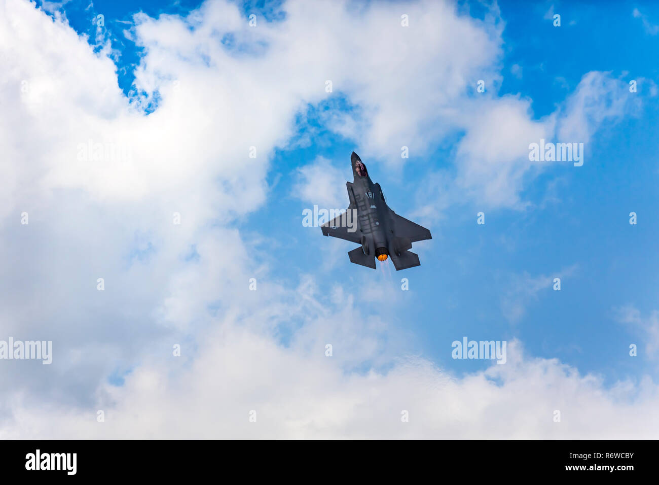 El Lockheed Martin F-35A de aviones de combate en vuelo en el 2017 Airshow en Duluth, Minnesota, USA. Foto de stock