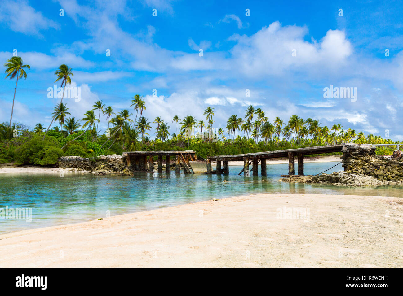 Puente Roto bajo palmeras entre islotes sobre la laguna norte, el atolón de Tarawa, Kiribati, Micronesia, Islas Gilbert, en Oceanía, en el sur del Océano Pacífico. Foto de stock