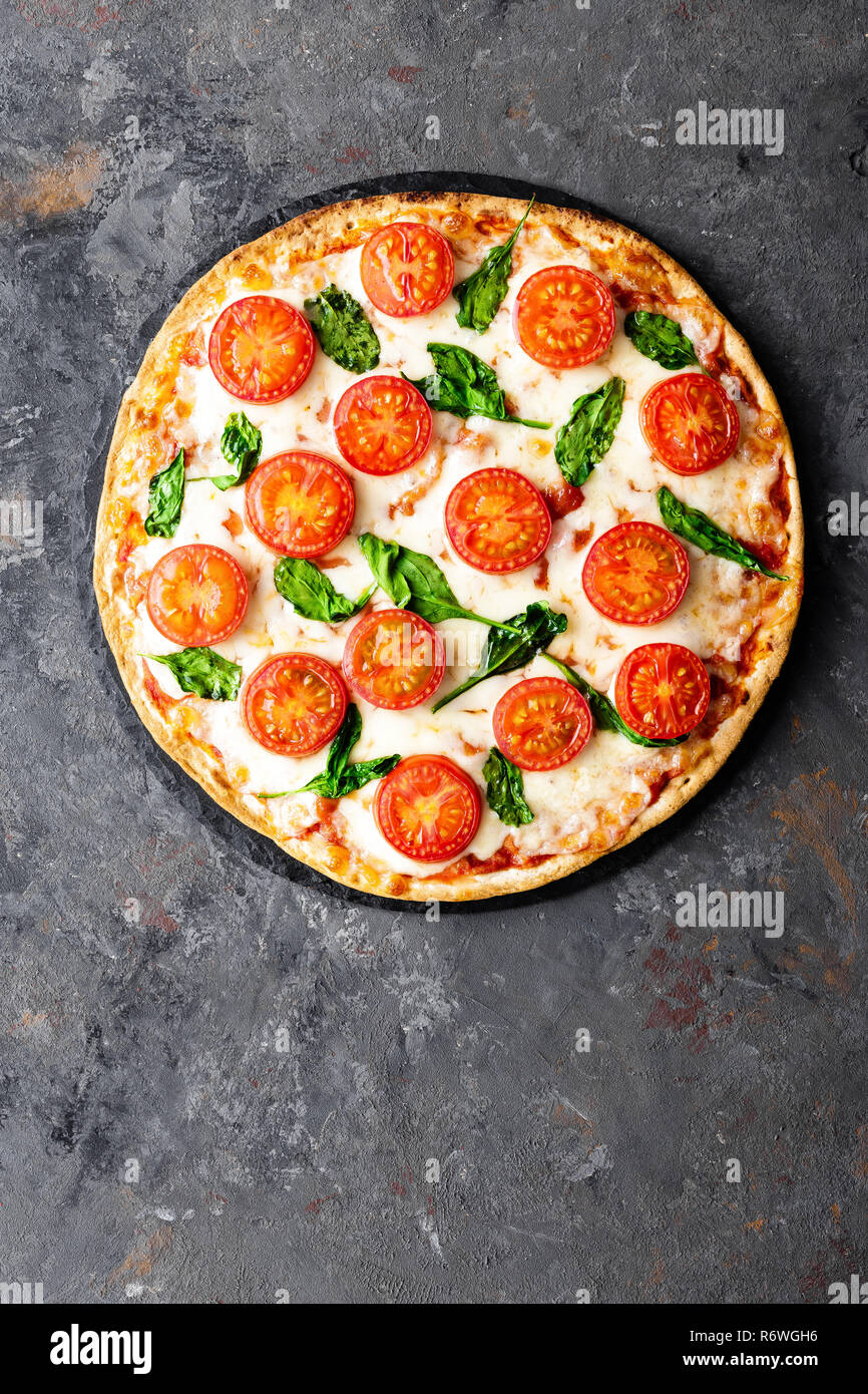 Pizza Margherita con queso mozzarella, tomate y albahaca comida italiana  tradicional. Receta clásica. Vista superior Fotografía de stock - Alamy