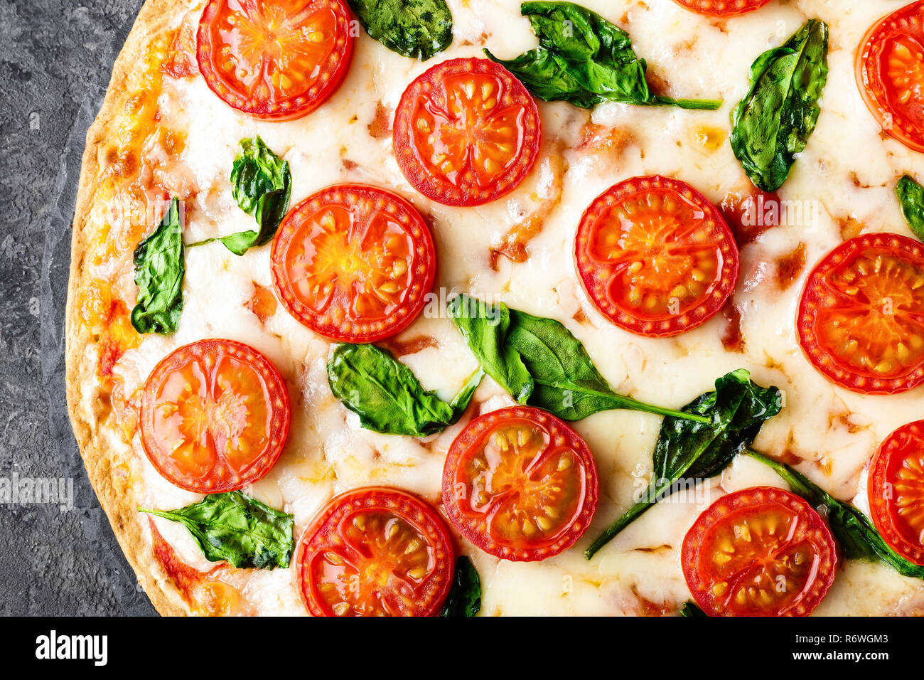 Pizza Margherita con queso mozzarella, tomate y albahaca comida italiana  tradicional. Receta clásica. Vista superior Fotografía de stock - Alamy