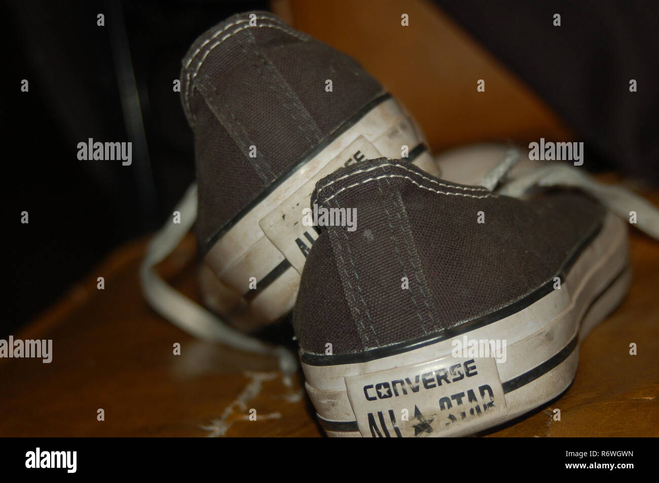 Los zapatos estan hechos para caminar fotografías e imágenes de alta  resolución - Alamy