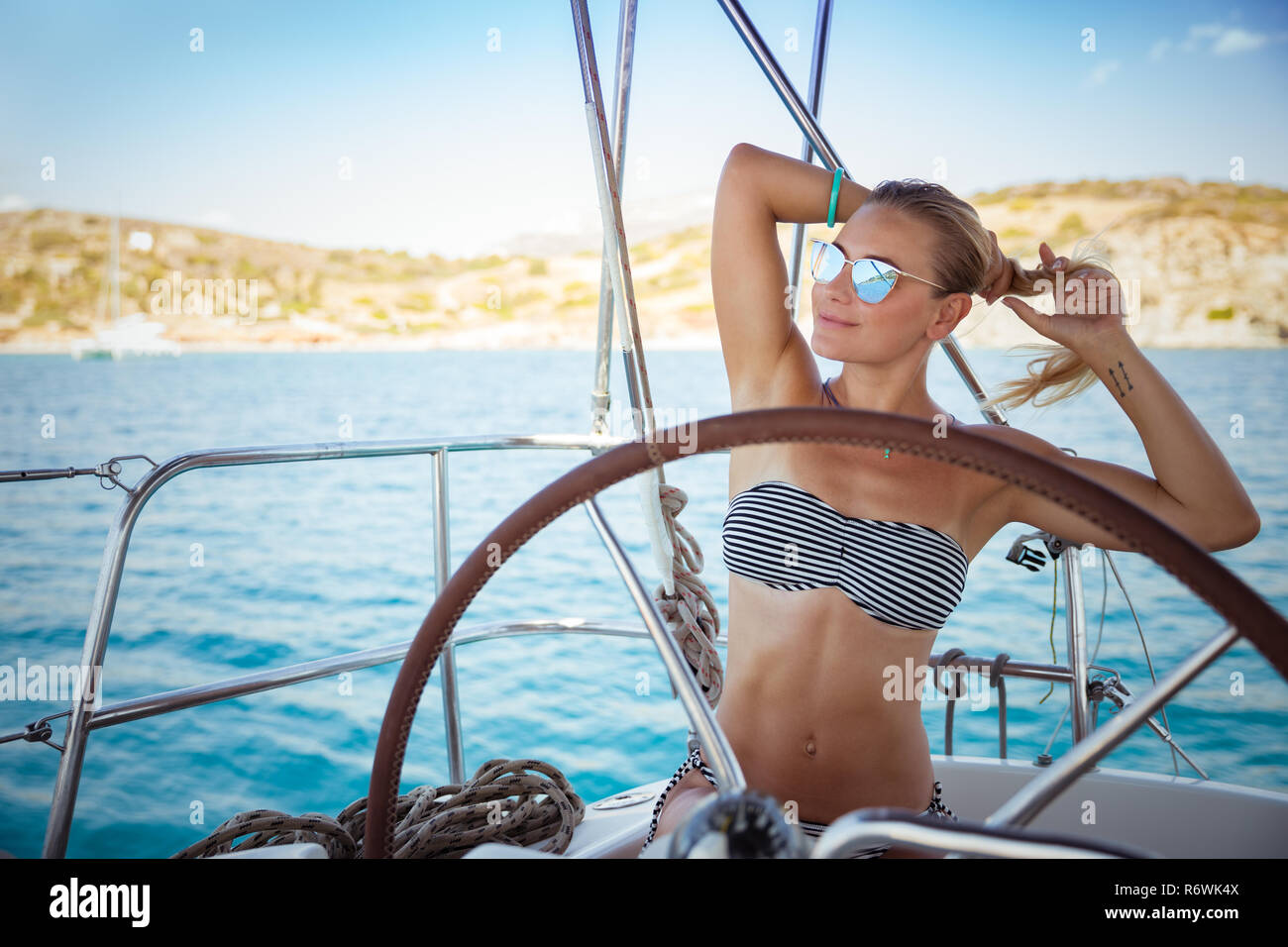 Hermosa chica en el bote de vela Fotografía de stock - Alamy