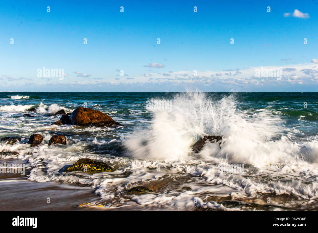 Tormenta en el mar, las olas rompen en las piedras las salpicaduras de agua  Fotografía de stock - Alamy