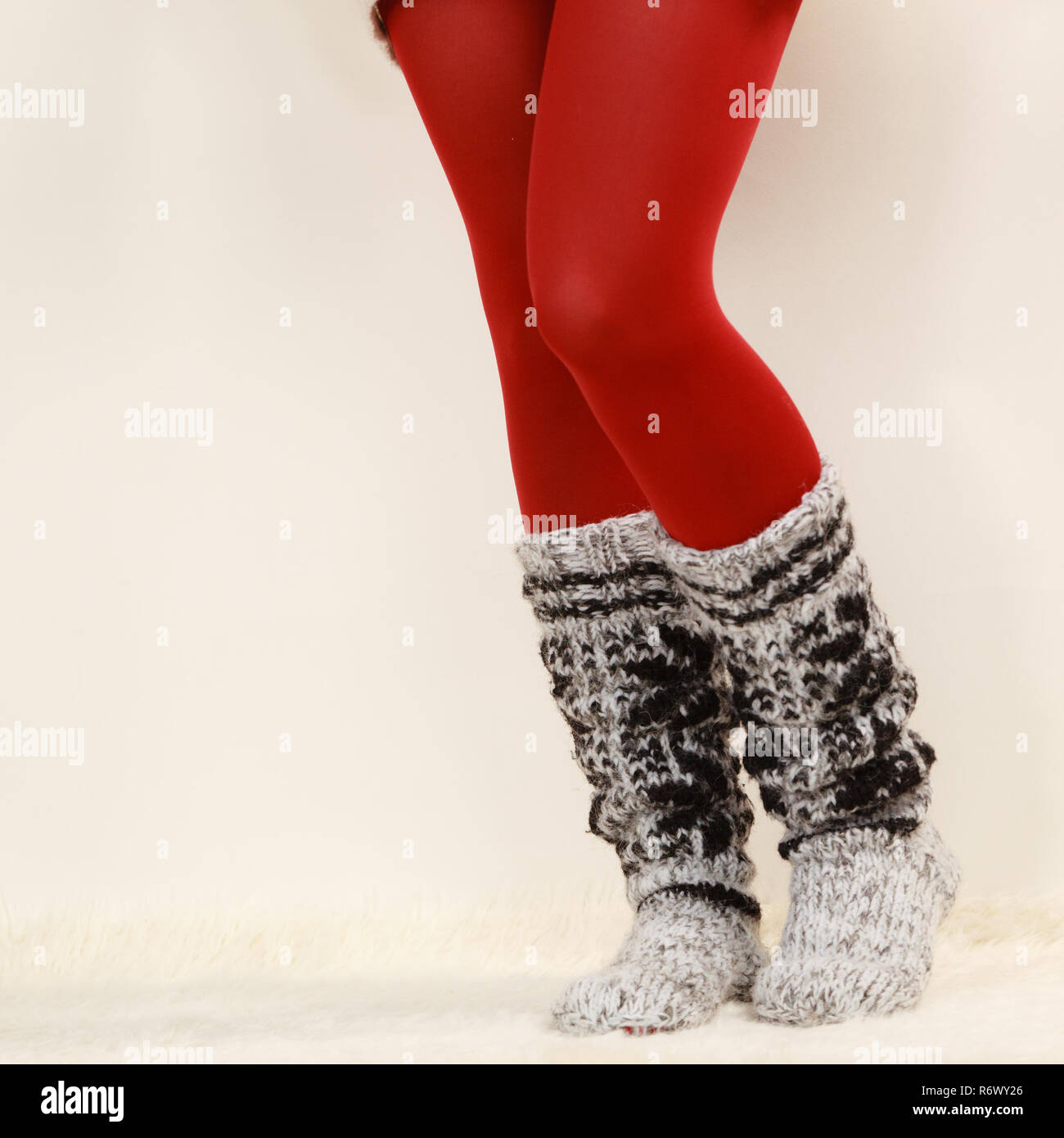 Moda de invierno. Mujer piernas vistiendo ropa de invierno moda