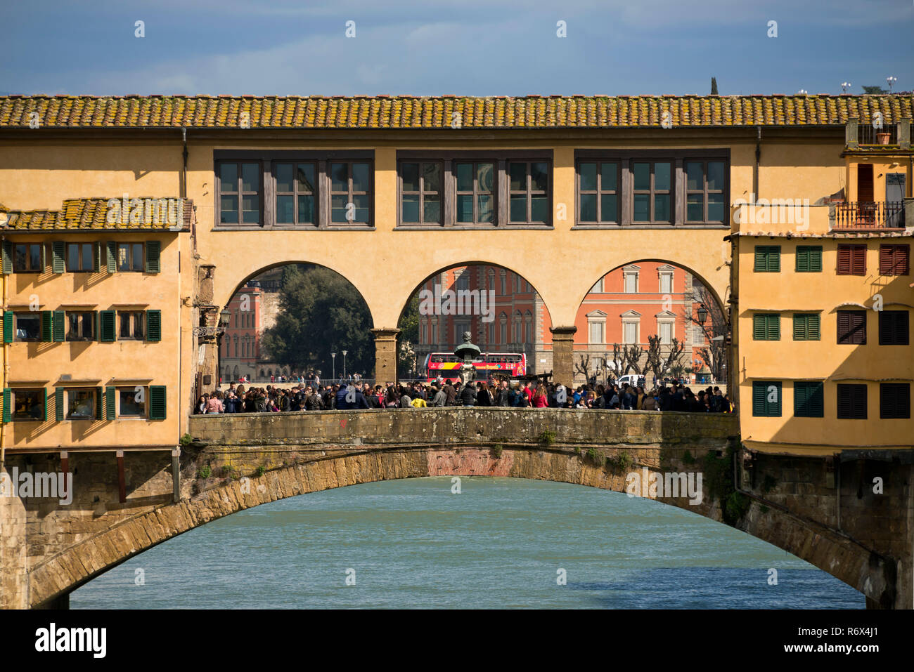 Vista horizontal del Ponte Vecchio y del Corredor Vasari en Florencia,  Italia Fotografía de stock - Alamy