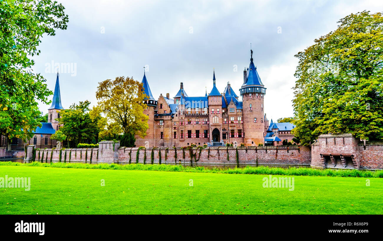 Magnífico castillo de Haar está rodeado por hermosos jardines. Un castillo del siglo XIV que fue completamente restaurado a finales del siglo XIX Foto de stock