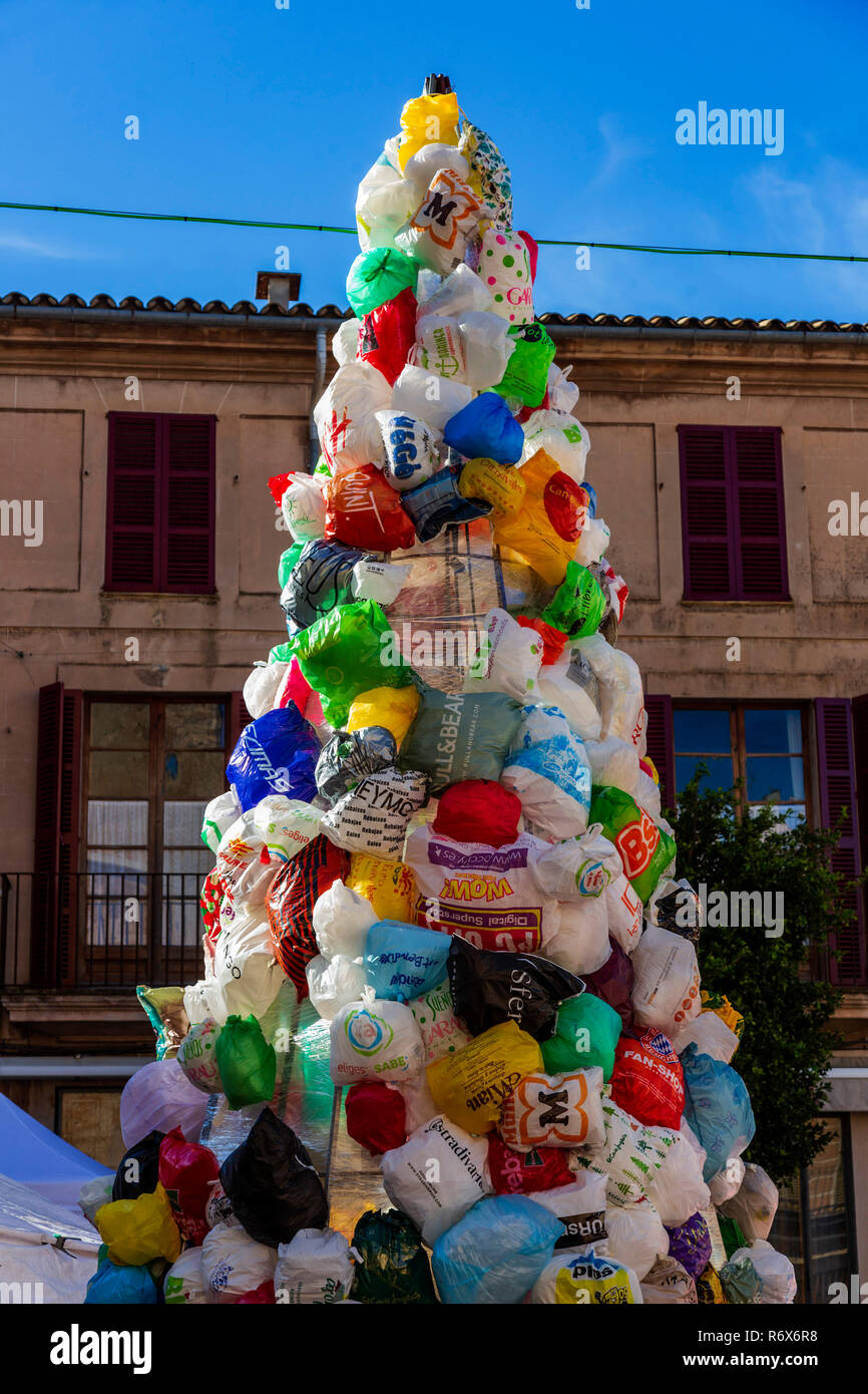Árbol de Navidad alternativo creado con bolsas de plástico en Sineu,  Mallorca, Islas Baleares, España, Europa Fotografía de stock - Alamy
