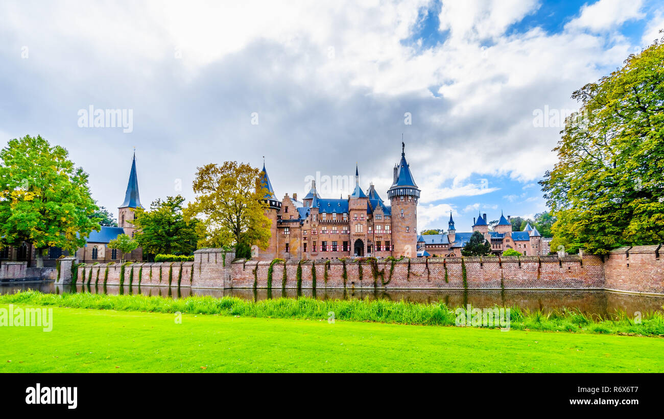 Magnífico castillo de Haar está rodeado por hermosos jardines. Un castillo del siglo XIV que fue completamente restaurado a finales del siglo XIX Foto de stock