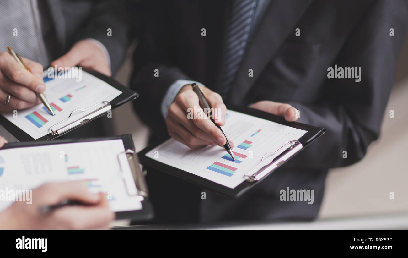 Close up.Equipo empresarial analiza los beneficios financieros de la com Foto de stock