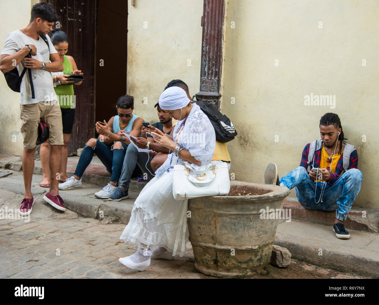 Los jóvenes con sus teléfonos móviles en un hotspot en La Habana, Cuba Foto de stock