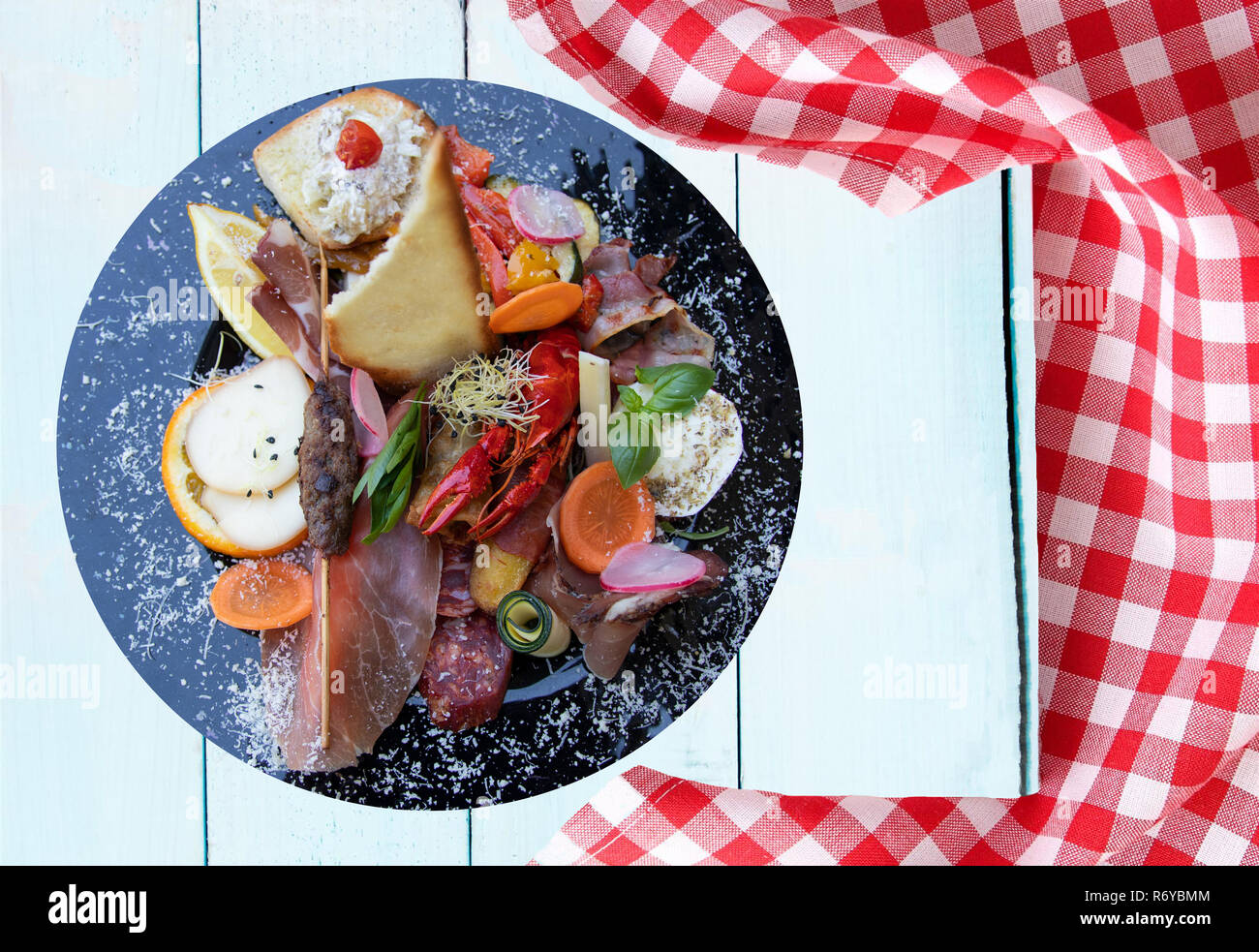 Antipasto típico italiano mezclado con jamón las verduras y el cáncer