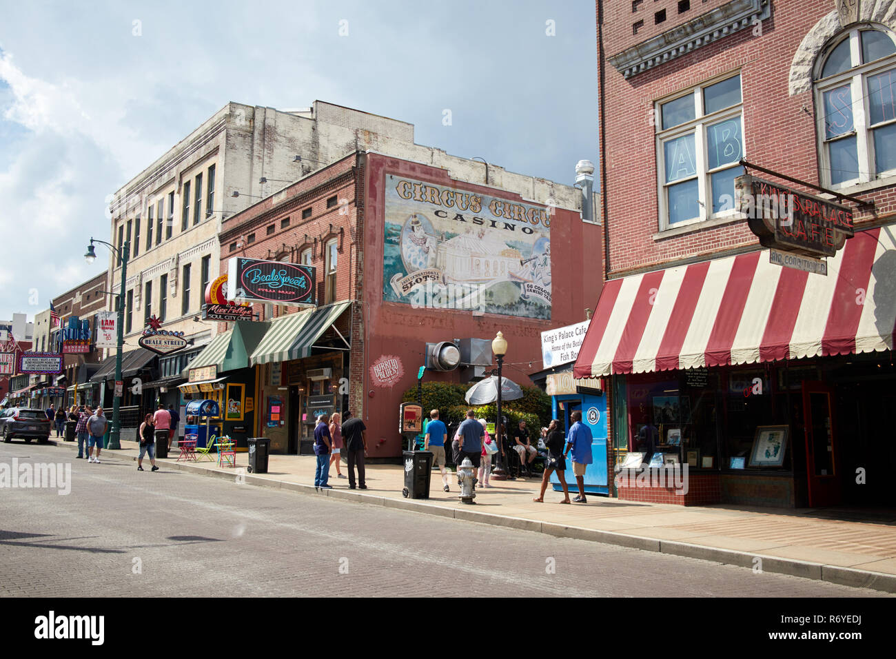 Bares y restaurantes a lo largo de la Calle Beale, en Memphis, Tennessee Foto de stock