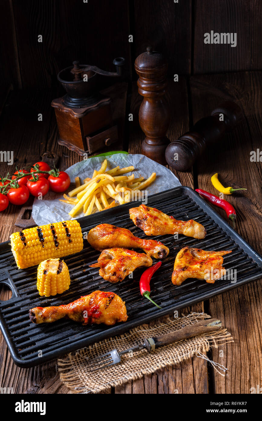 Alas de pollo a la plancha rústica,piernas,y picante con maíz Alas de pollo a la plancha rústica,piernas,y picante con maíz