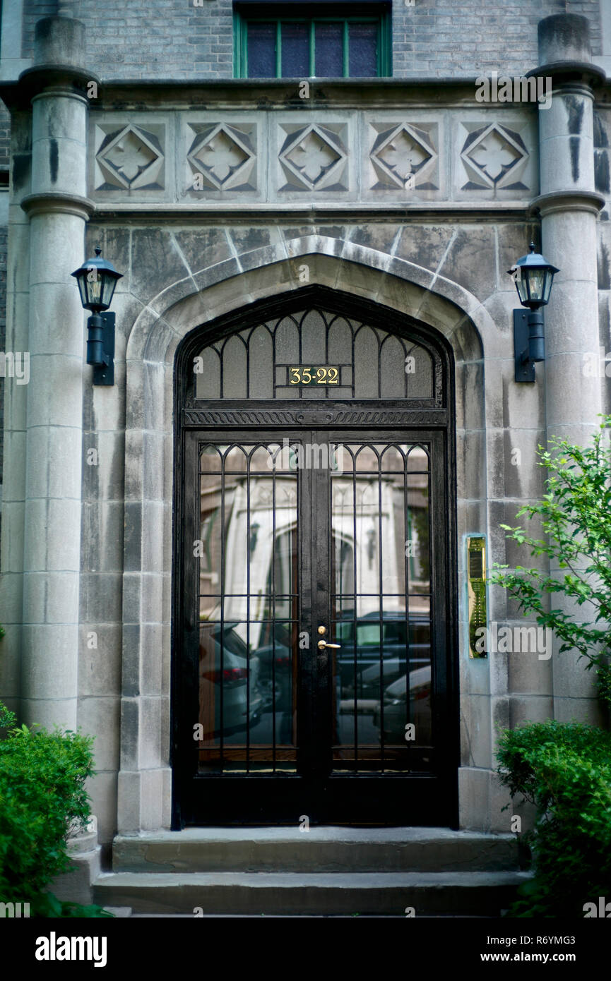Construido en 1917-8, los Greystones fueron diseñados por el arquitecto George H. Wells para el Queensboro Corporation. Ubicado en la calle 80 entre 37un Foto de stock