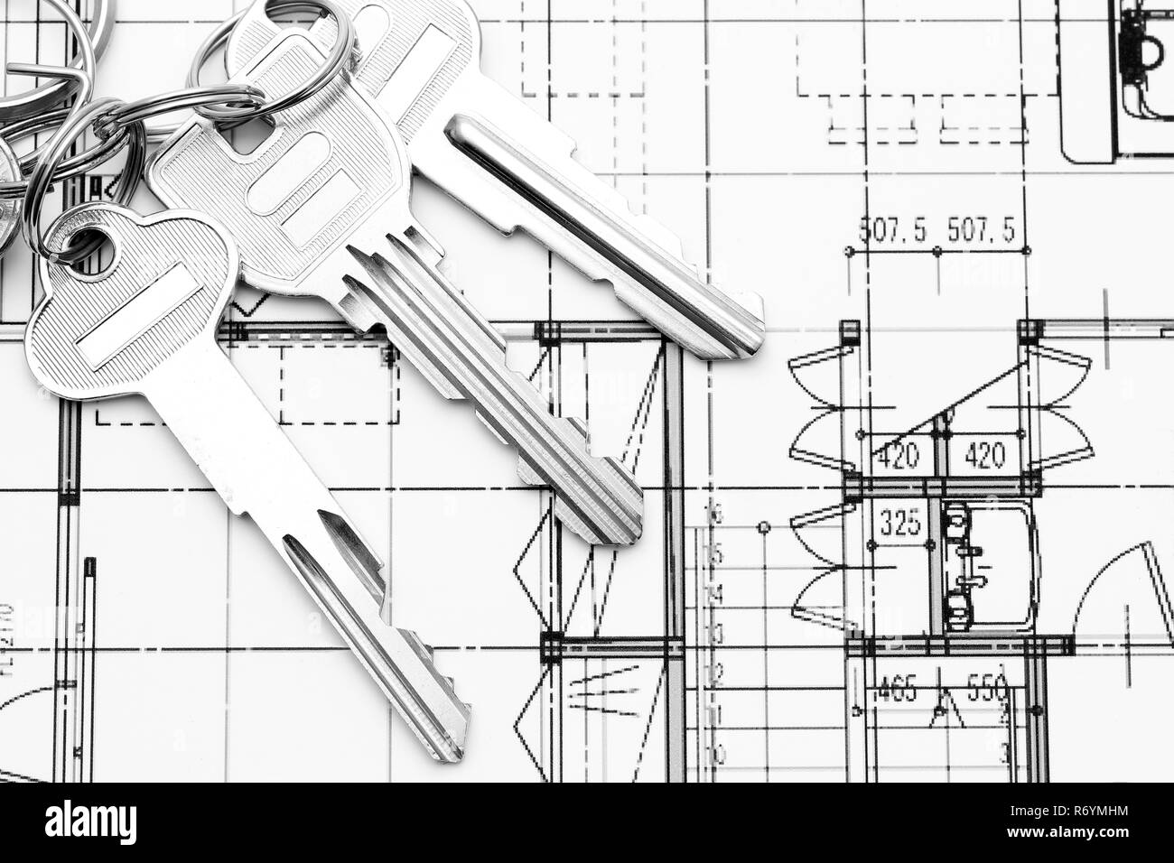 Teclas en blueprint, la creación de nuevos proyectos arquitectónicos en mesa Foto de stock