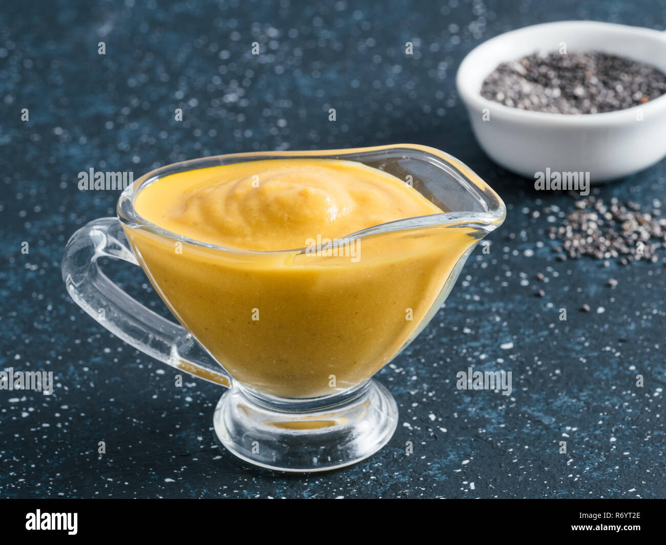 Vegan cremosa salsa de queso cheddar con semillas de chia Fotografía de  stock - Alamy