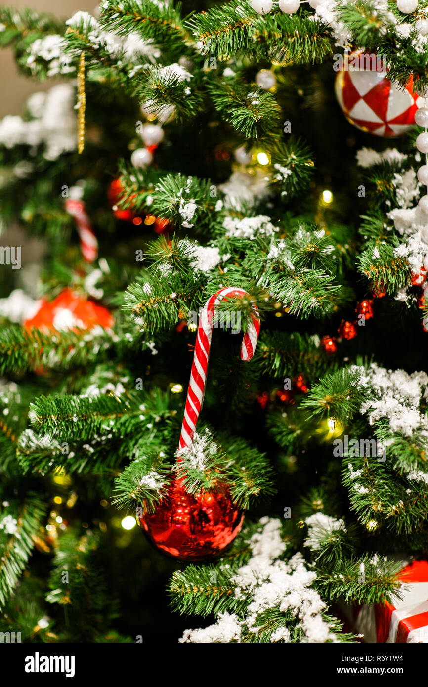 Foto de árbol de Navidad con bolas rojas, bastones de caramelo, closeup  Fotografía de stock - Alamy
