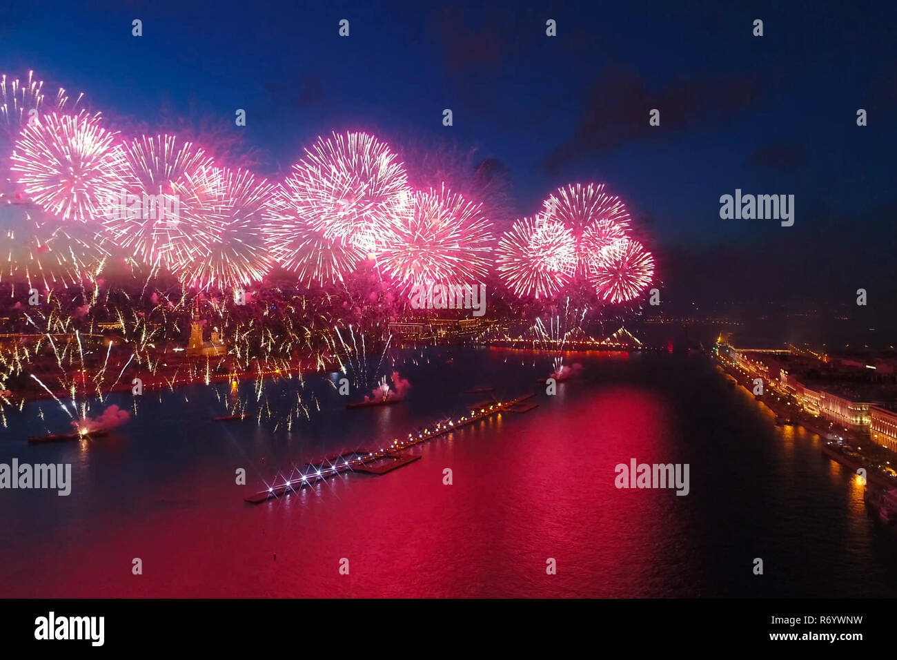 Salute velas escarlata. La festiva salute es grandioso. Fuegos artificiales Fuegos artificiales Foto de stock