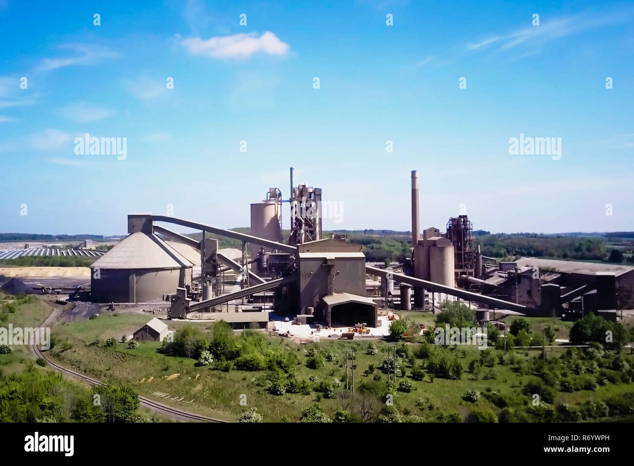 Gran planta de cemento. La producción de cemento a escala industrial en