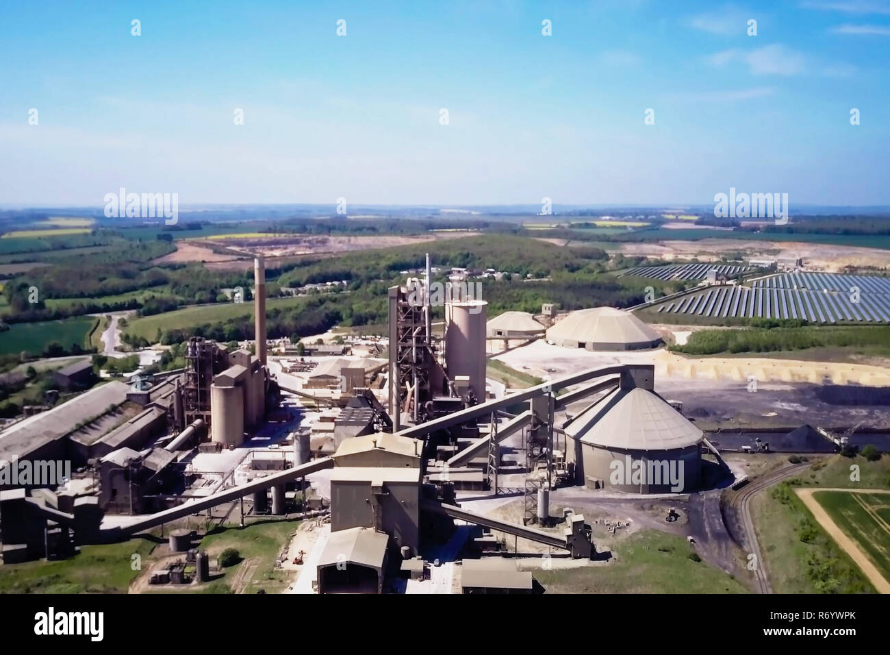 Gran planta de cemento. La producción de cemento a escala industrial en