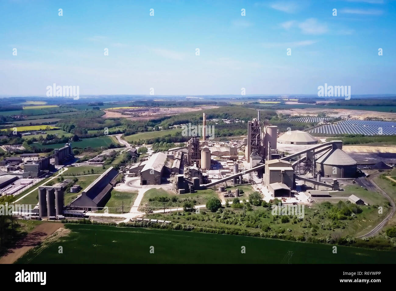 Gran planta de cemento. La producción de cemento a escala industrial en