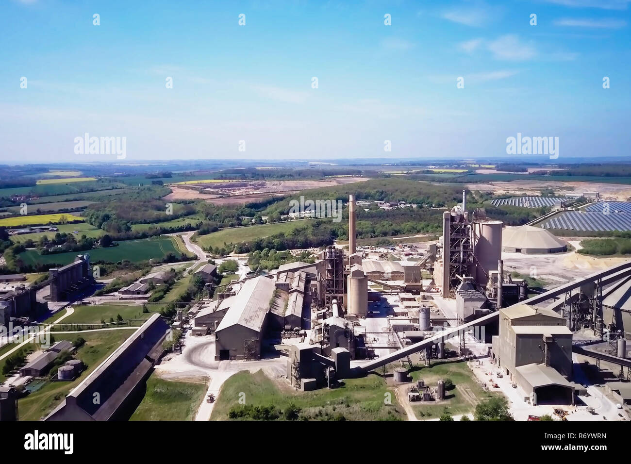 Gran planta de cemento. La producción de cemento a escala industrial en la fábrica. Foto de stock