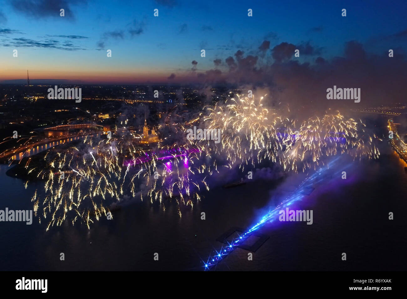 Salute velas escarlata. La festiva salute es grandioso. Fuegos artificiales Fuegos artificiales Foto de stock