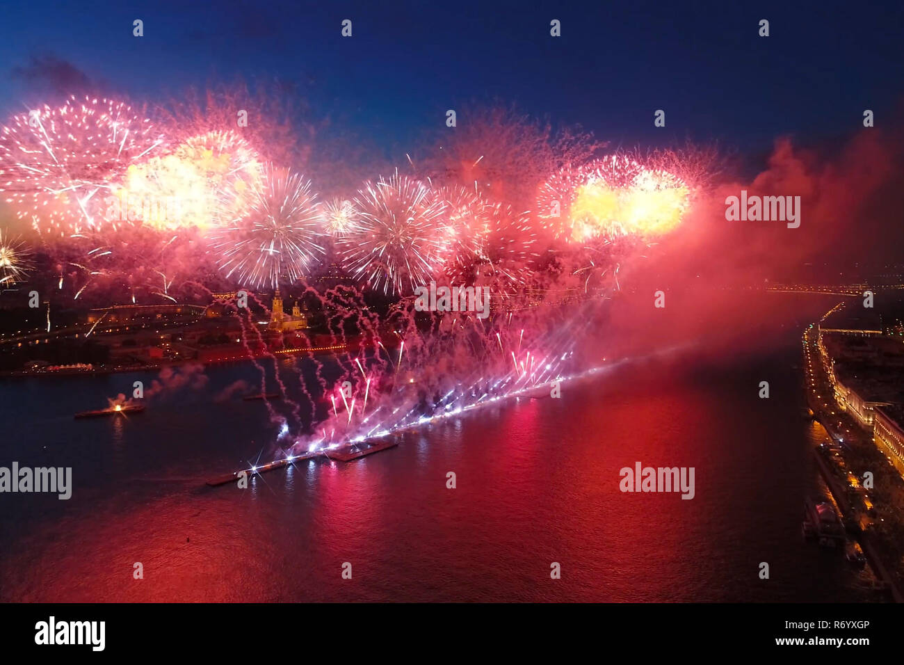 Salute velas escarlata. La festiva salute es grandioso. Fuegos artificiales Fuegos artificiales Foto de stock