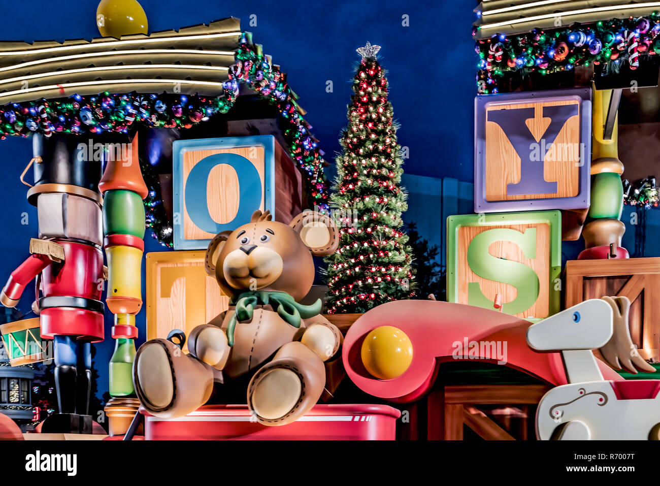 Orlando, Florida - Diciembre, 2017: Es tiempo de Navidad con juguetes de  Universal's Holiday Parade con Macy's Fotografía de stock - Alamy