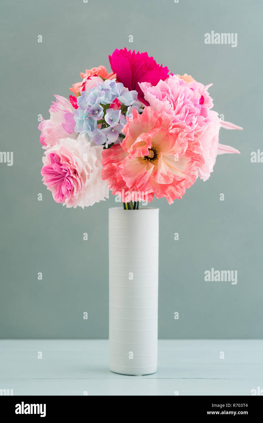 Bouquet de flores de papel crepé Fotografía de stock - Alamy