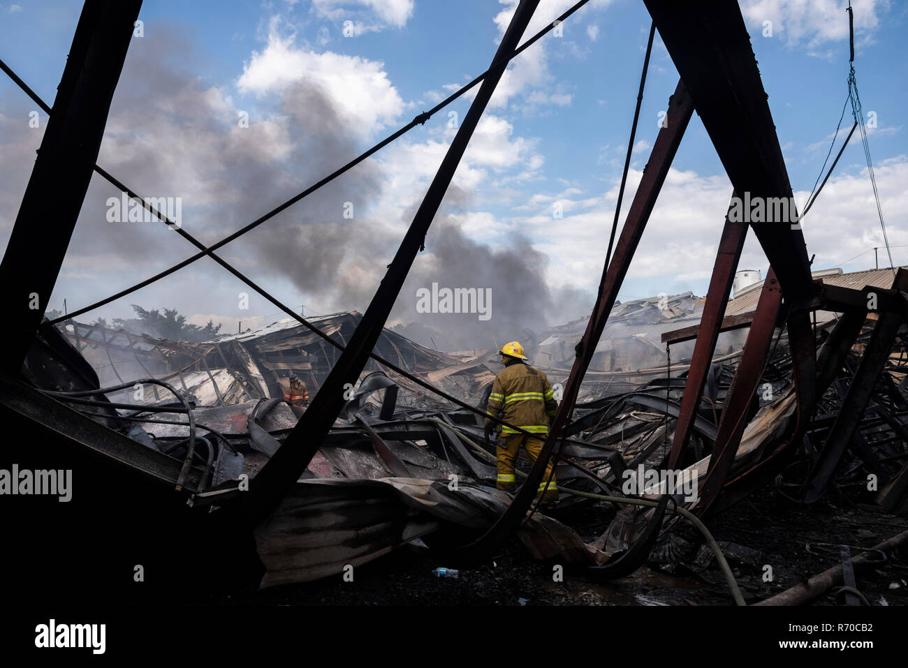 Santo Domingo, República Dominicana. El 05 de diciembre de 2018. Los  trabajadores de rescate en Santo Domingo, Republica Dominicana tras una  gran explosión en una fábrica de plásticos el 5 de diciembre
