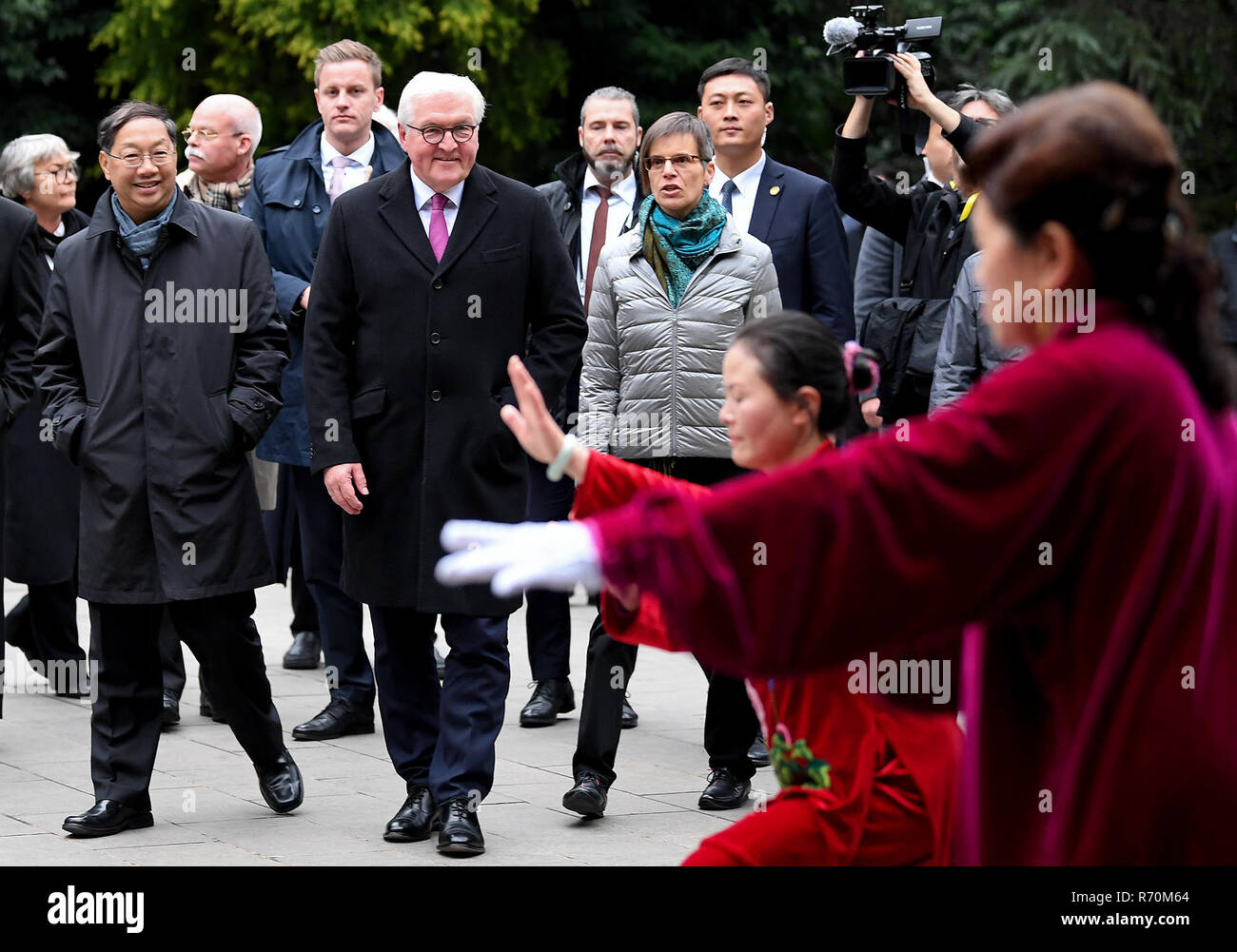 Chengdu, China. 07 Dec, 2018. El Presidente Federal Frank-Walter Steinmeier (M) y Shi Mingde (L), el Embajador de la República Popular de China en Berlín, mire un grupo de entrenamiento de Tai Chi. En ocasión de un viaje de seis días a China, el Presidente Federal Steinmeier paga una visita de estado a Chengdu. Crédito: Britta Pedersen/dpa-Zentralbild/dpa/Alamy Live News Foto de stock