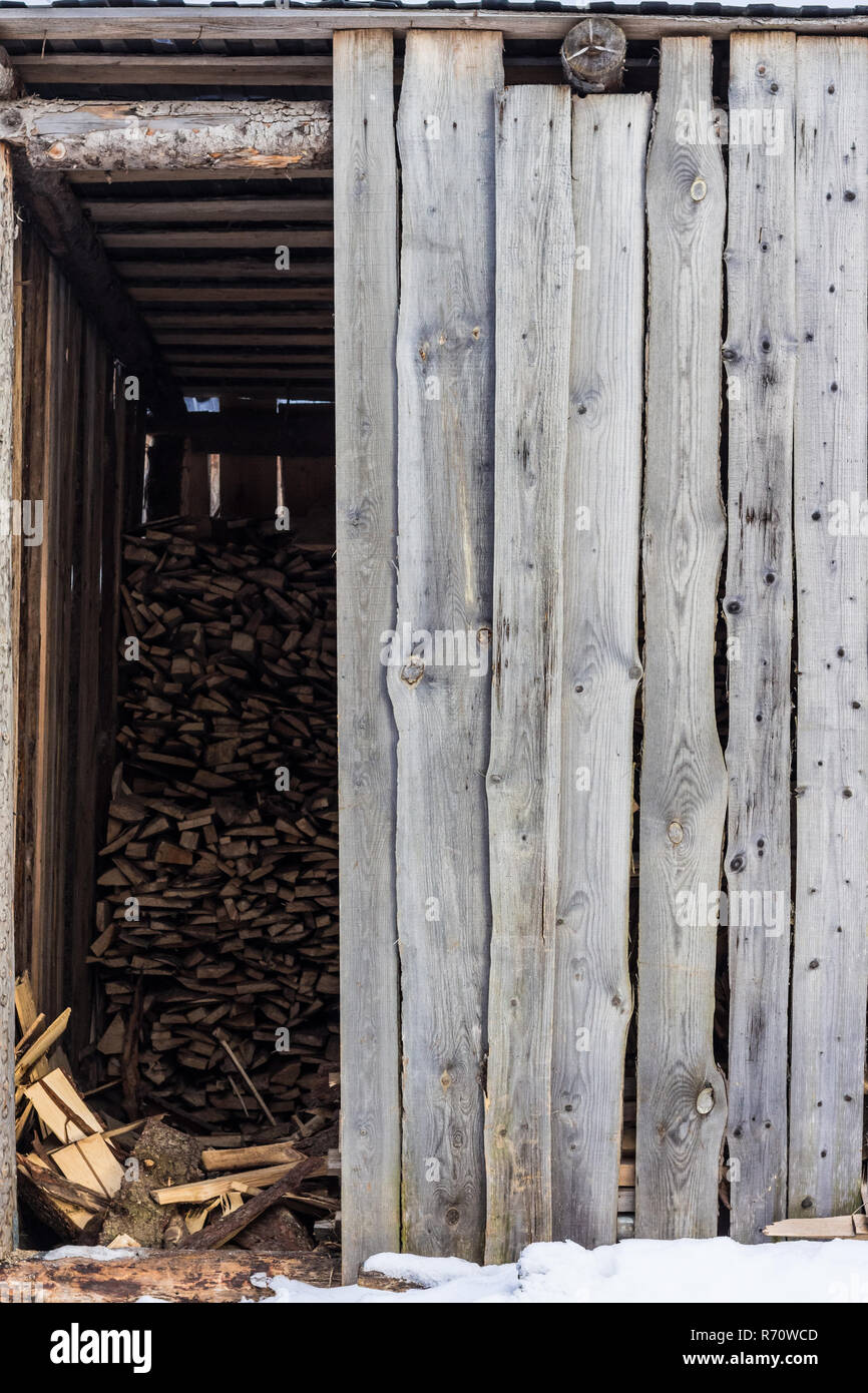 Cobertizo de madera rústica y almacenamiento de leña en la aldea