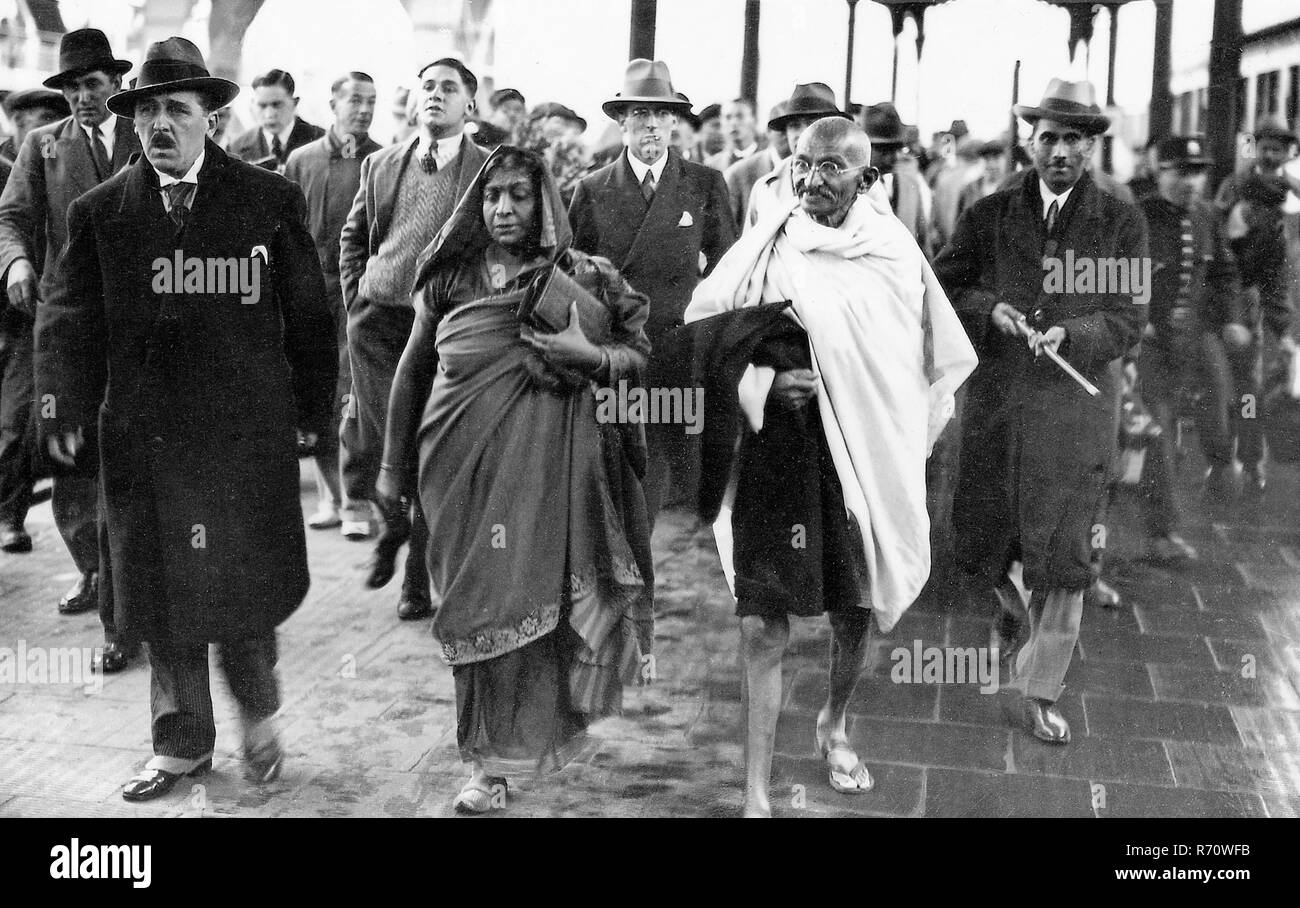 Mahatma Gandhi con Sarojini Naidu en Bolougne, Francia, 12 de ...