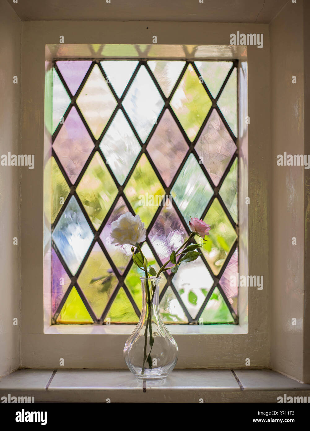 Vitrales coloridos con flores en un jarrón vintage casa vieja Fotografía de  stock - Alamy